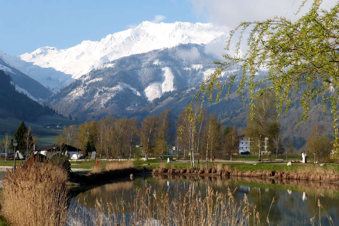 Aussicht vom Badesee in Uttendorf auf die Hohe Tauern