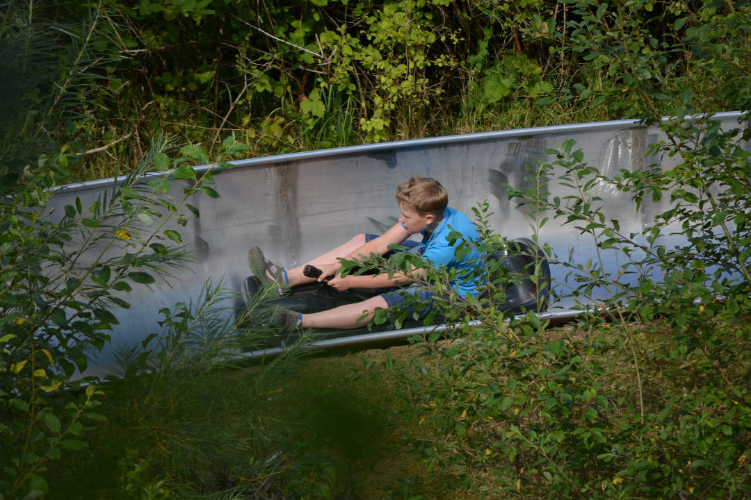 Schnell unterwegs auf der Sommerrodelbahn