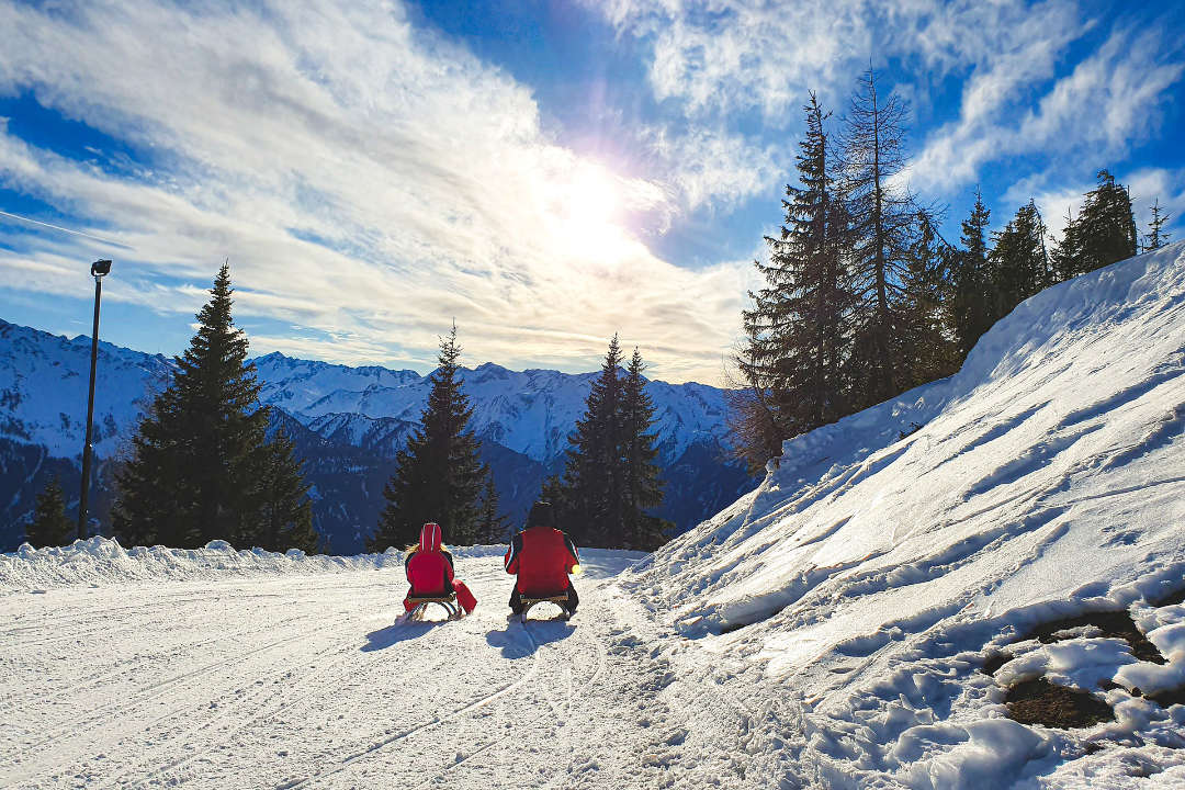 Rasante Abfahrt auf der Winterrodelbahn 