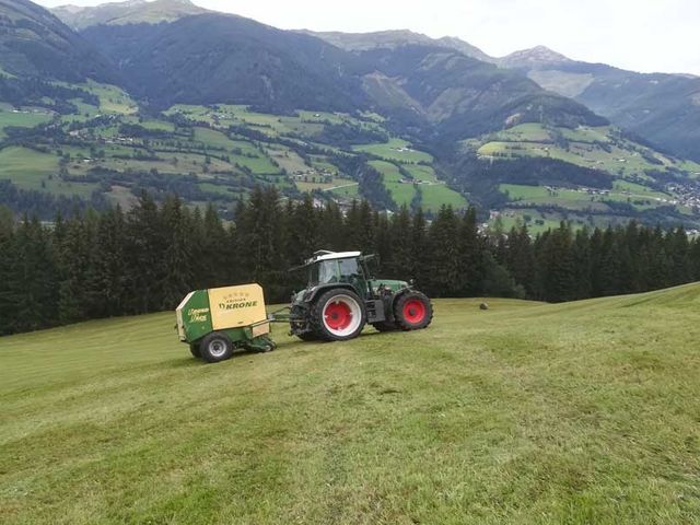 uttendorf-bauernhof-traktor.jpg